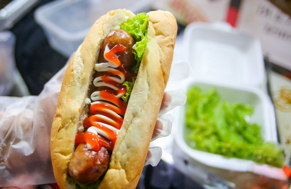 Bánh mỳ rau kẹp xúc xích