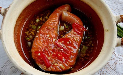 cách làm cá hồi kho tộ