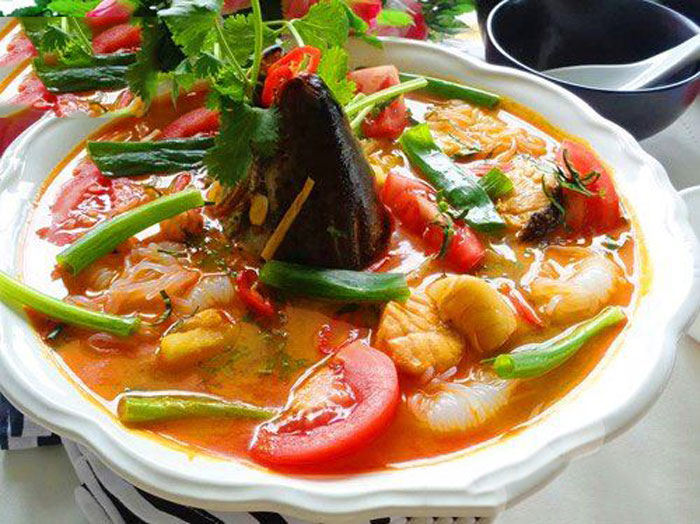cách làm đầu cá hồi nấu canh chua